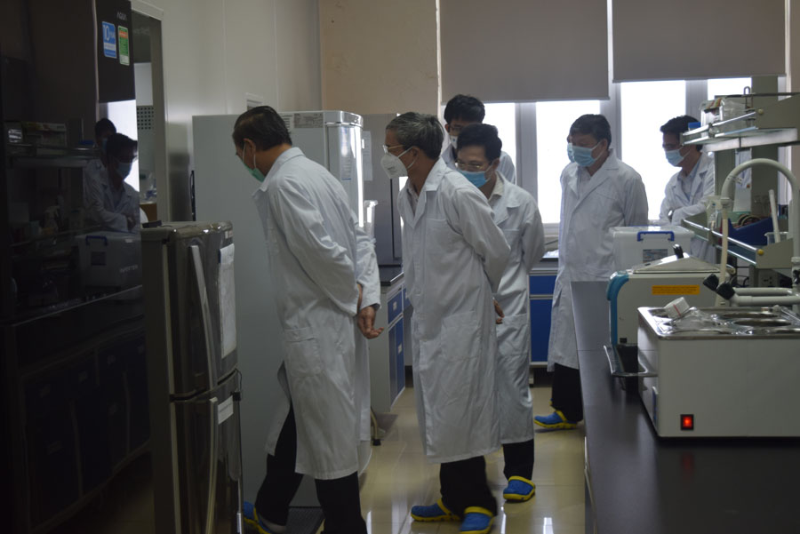 Đoàn lãnh đạo bộ NN&PTNN  thăm phòng lab 4
