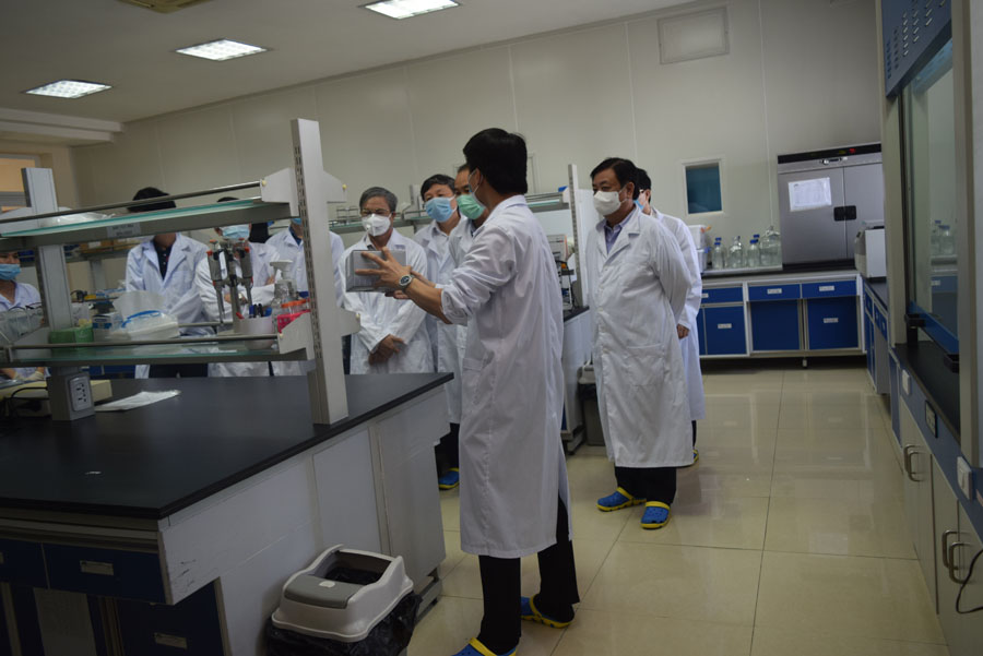 Đoàn lãnh đạo bộ NN&PTNN  thăm phòng lab 3