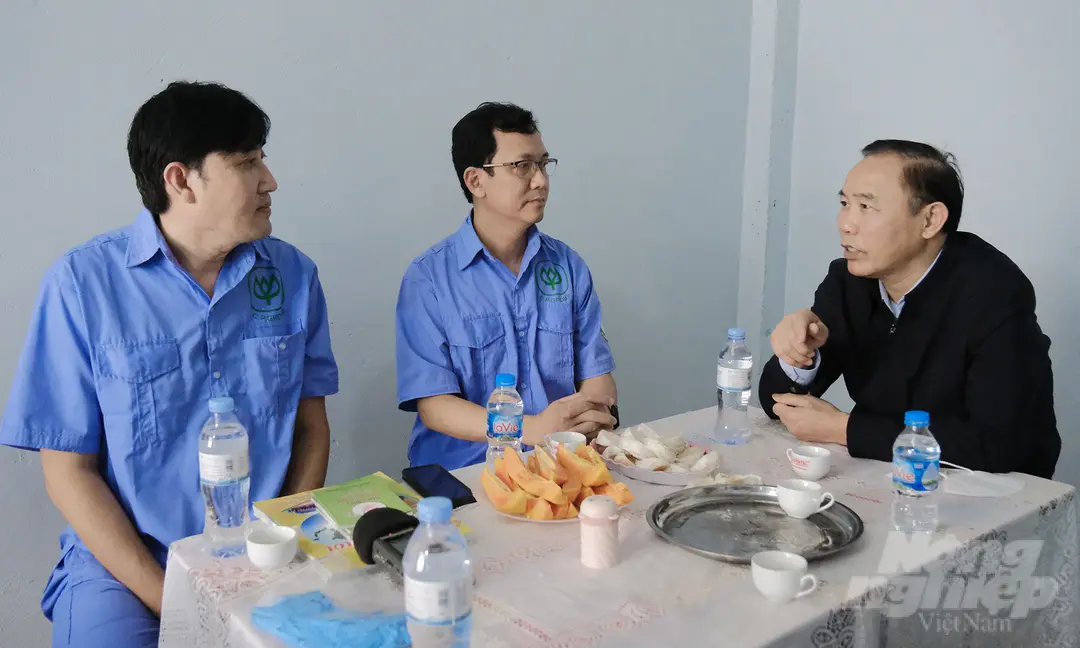 Thứ trưởng Phùng Đức Tiến kiểm tra tình hình tiêm vacxin dịch tả lợn châu Phi