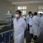 Đoàn lãnh đạo bộ NN&PTNN thăm phòng lab 2