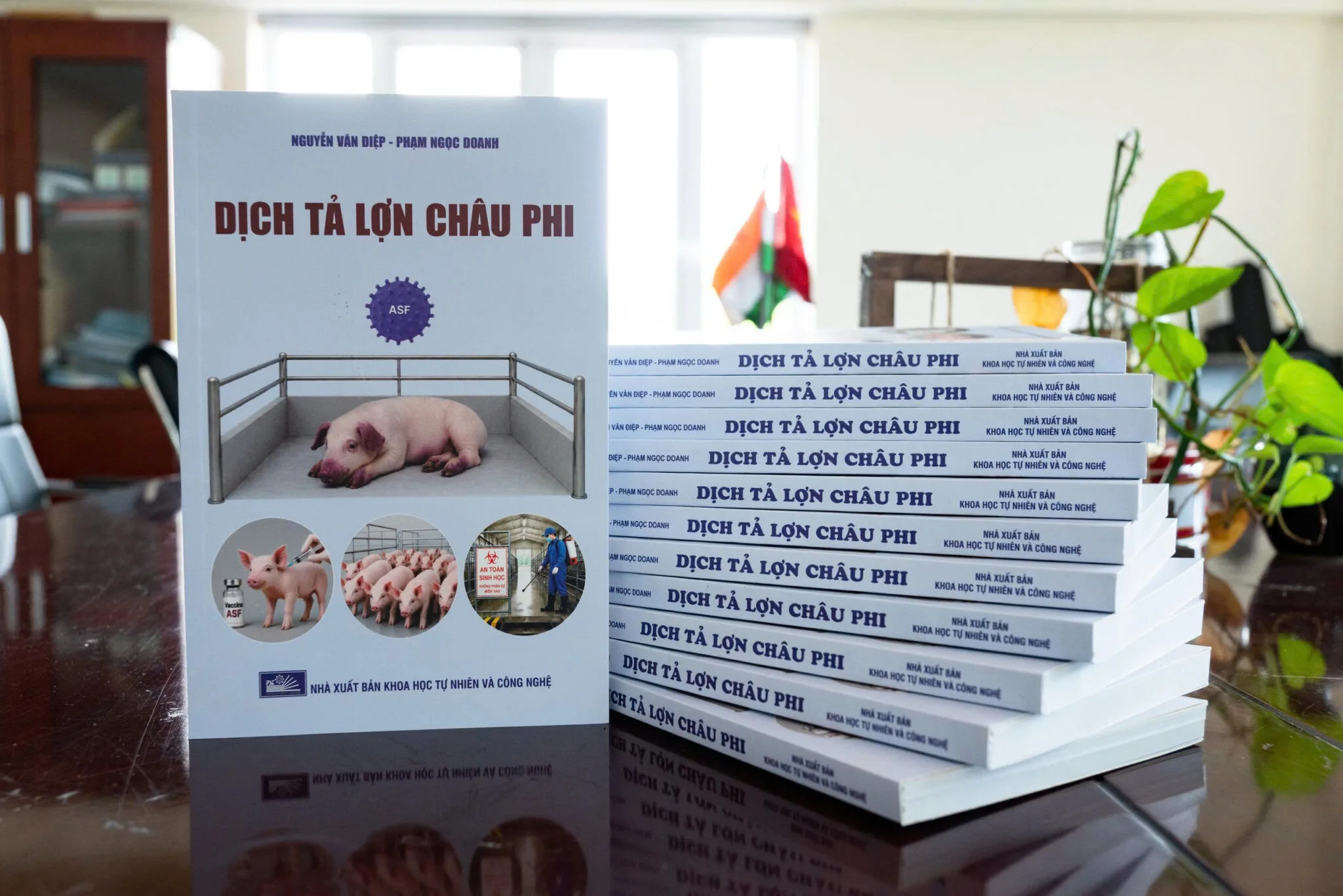 Ra mắt bộ đôi sách chuyên ngành: “Dịch tả lợn châu Phi” và “Vaccine thú y và nguyên tắc sử dụng”