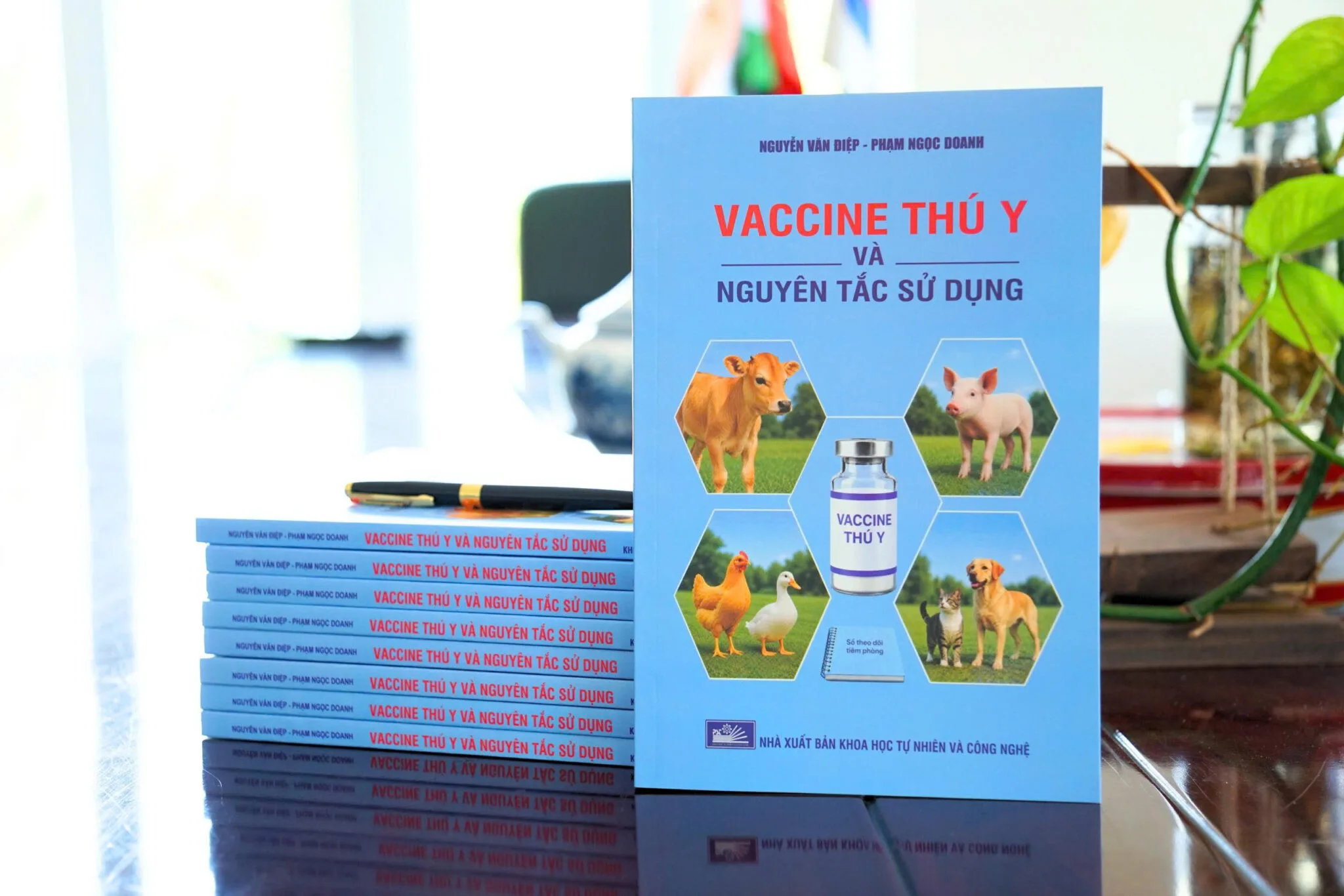 Ra mắt bộ đôi sách chuyên ngành: “Dịch tả lợn châu Phi” và “Vaccine thú y và nguyên tắc sử dụng”