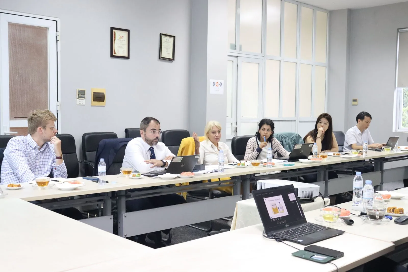 BỘ NÔNG NGHIỆP ANH ĐẾN THĂM NHÀ MÁY SẢN XUẤT VẮC XIN CỦA AVAC