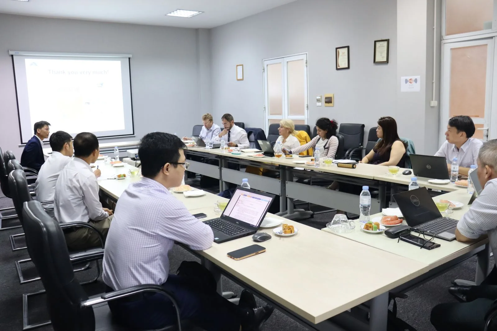 BỘ NÔNG NGHIỆP ANH ĐẾN THĂM NHÀ MÁY SẢN XUẤT VẮC XIN CỦA AVAC