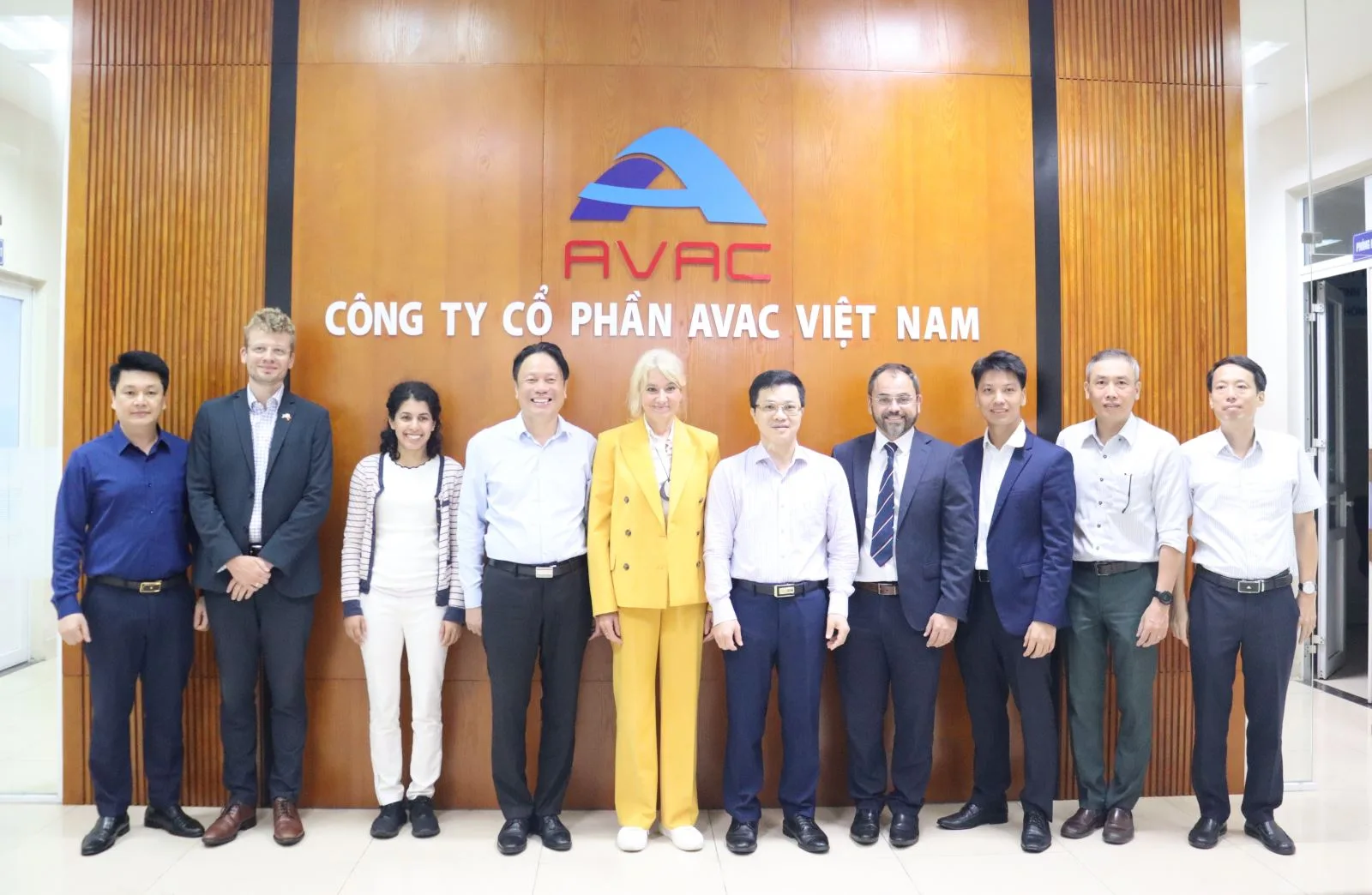 BỘ NÔNG NGHIỆP ANH ĐẾN THĂM NHÀ MÁY SẢN XUẤT VẮC XIN CỦA AVAC