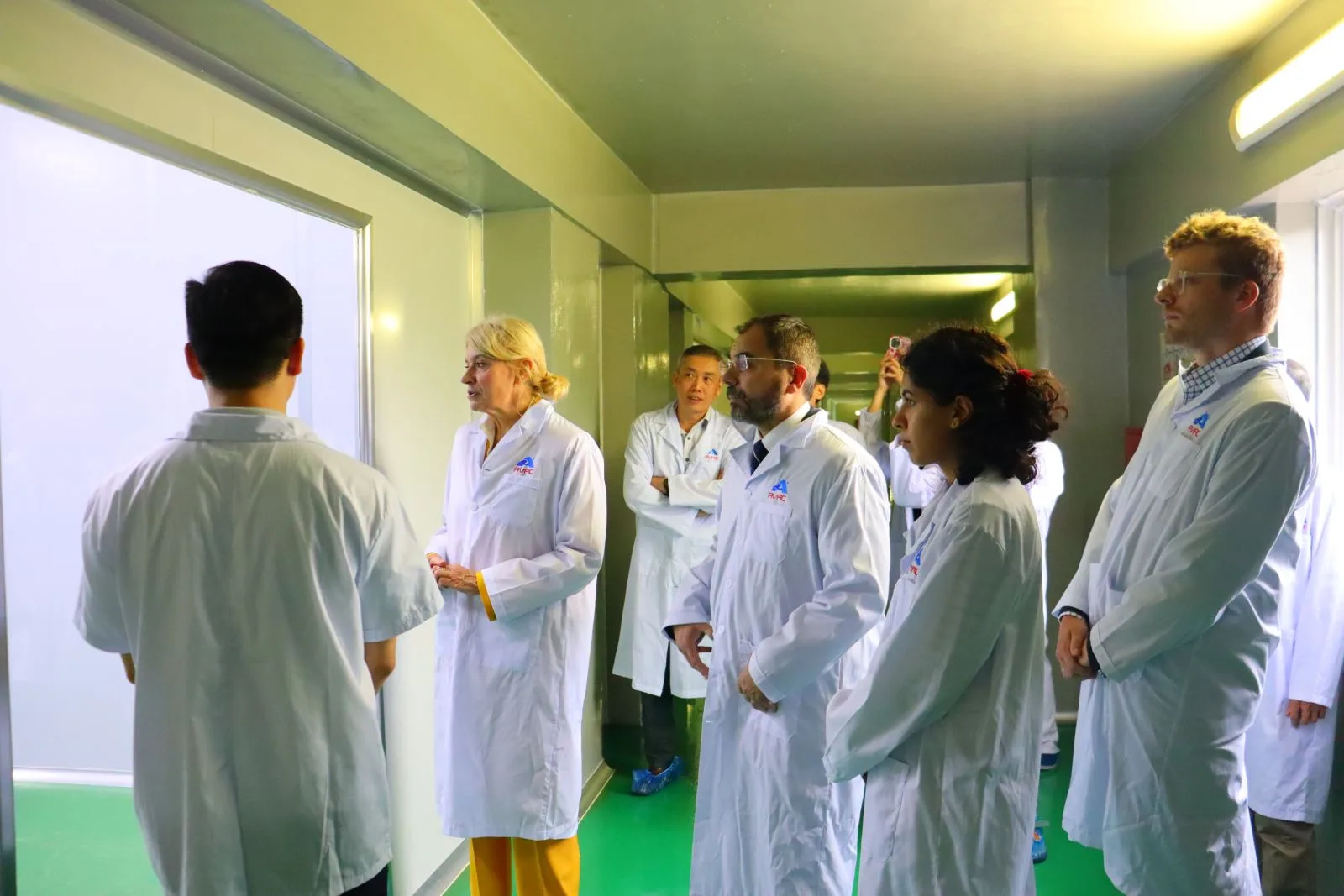 BỘ NÔNG NGHIỆP ANH ĐẾN THĂM NHÀ MÁY SẢN XUẤT VẮC XIN CỦA AVAC