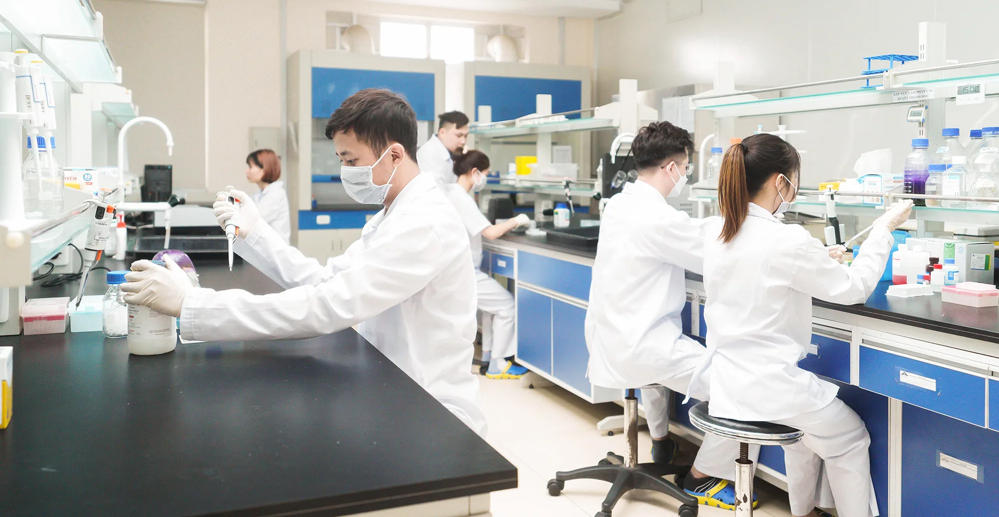 Nghiên cứu vắc xin thiếu công nghệ như ” đánh giặc ” bằng tay không