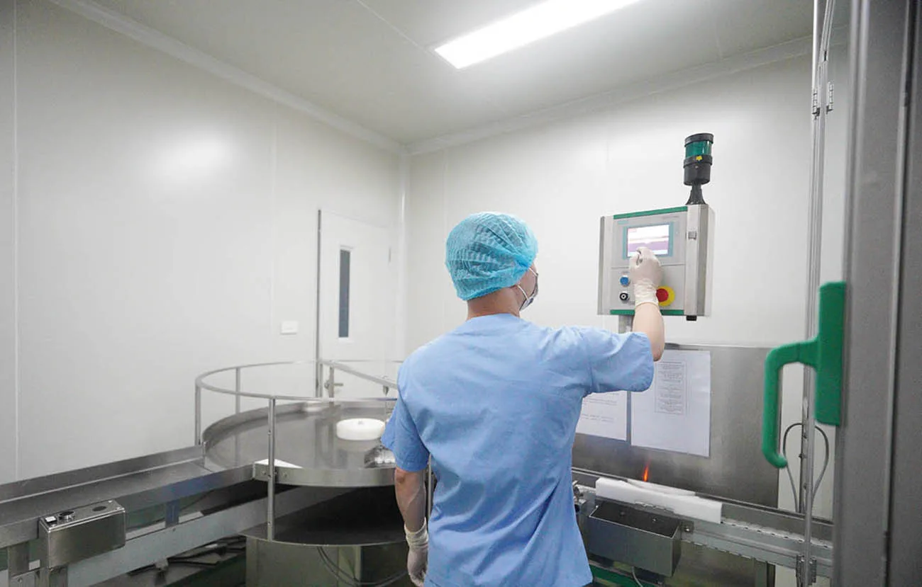 Nghiên cứu vắc xin thiếu công nghệ như ” đánh giặc ” bằng tay không