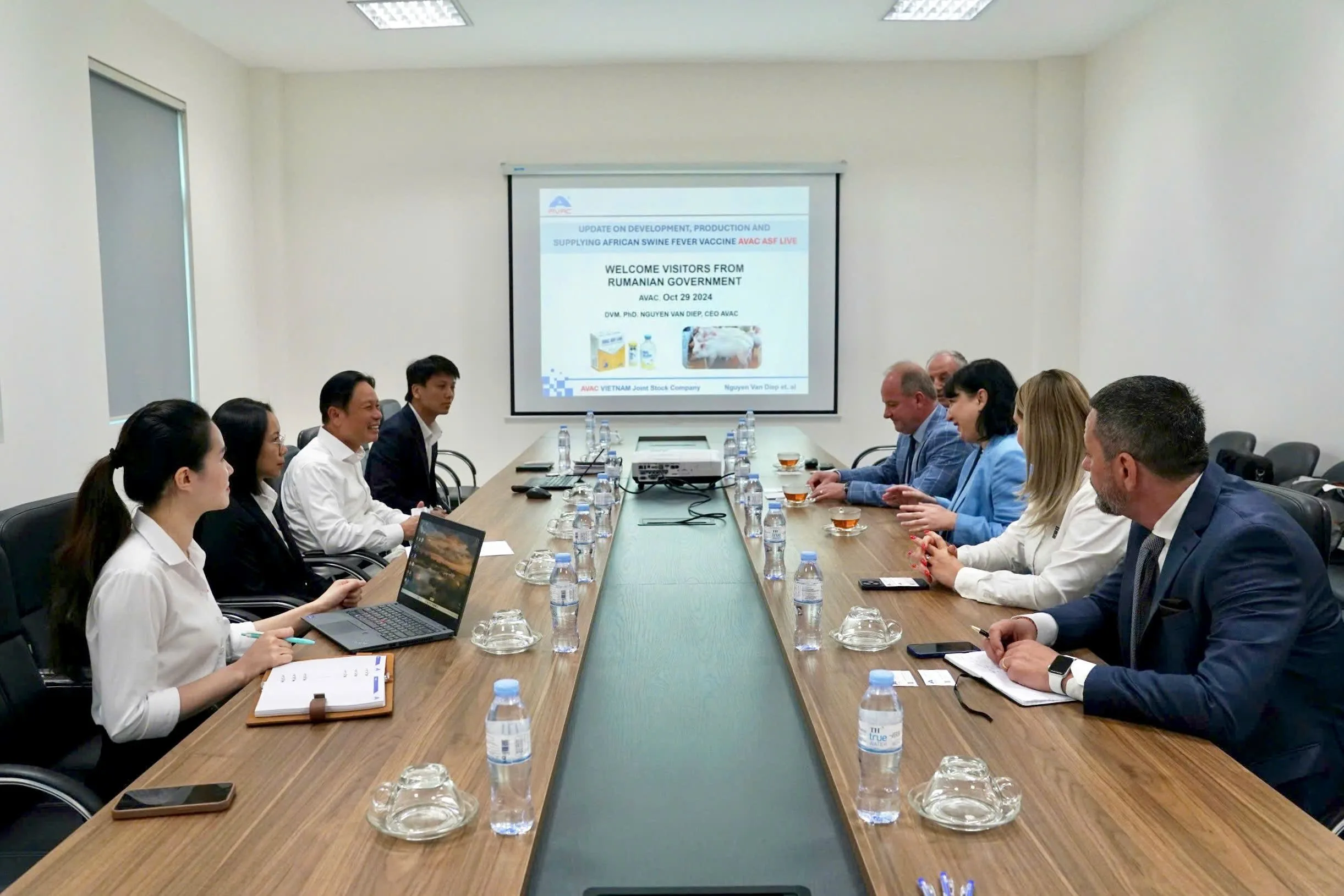 Đoàn đại biểu Romania đến thăm nhà máy AVAC Việt Nam